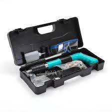 Pistol manual pentru cuie, cu 100 de cuie